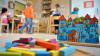 Spielzeug liegt in einer Kindertagesstätte auf diesem Symbolbild am Boden. Im Hauptausschuss in Schweinfurt wurde die Frage diskutiert, ob die Stadt selbst Kindergärten und Kitas betreiben sollte.