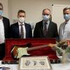 Verabschiedeten Thomas Barthel (Zweiter von rechts) in einer kleinen, sehr persönlich gehaltenen Feier in den Ruhestand und überreichten als Geschenk von den Kollegen aus der Klinik eine E-Gitarre (von links): Karsten Eck (Krankenhausdirektor), Stephan Reppenhagen und Maximilian Rudert (Ärztlicher Direktor).