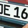 Weil er einfach die Nummerschilder - unser Bild zeigt ein Symbolfoto - von seinem alten Auto auf ein anderes Fahrzeug montierte und damit am öffentlichen Straßenverkehr teilnahm, musste sich ein 31 Jahre alter Mann vor Gericht verantworten. 