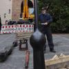 Der Klöppel der großen Salvatorglocke des Würzburger Kiliansdoms ist am Dienstag mit Hilfe eines Autokrans ausgetauscht worden. Im Bild (von links) Dompropst Weihbischof Ulrich Boom, Hans Hackl von der Firma Perner aus Passau und Gebietsreferent Frank Grub vom Referat Bau der Diözese Würzburg.