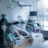 Symbolbild: Mitarbeiterinnen der Pflege betreuen einen Corona-Patienten. 