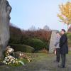 Zum Volkstrauertag legten Bürgermeister Michael Hombach und Oberst Werne Klaffus am Ehrenmal in Karlstadt kränze nieder.
