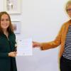 Jährlich zeichnet die IHK Würzburg-Schweinfurt die Prüfungsbesten in ihrem Ausbildungsberuf aus. Anna-Lena Zimmermann, die ihre Ausbildung bei Maintal Konfitüren absolviert hat, gehört in diesem Jahr mit dazu. Im Bild die Übergabe der Anerkennungsurkunde, die Anne Feulner (rechts) im Namen der IHK an Anna-Lena (links) überreicht.