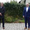 Selten sieht man Michael Langenhorst (links) im Anzug. Meist ist er im Straßenlook unterwegs und das kommt bei den Jugendlichen gut an. Zum Dienstjubiläum als Gemeindejugendpfleger gratulierten ihm Bürgermeister Klaus Schmidt, Hauptamtsleiterin Tanja Oehrlein (rechts) und Anja Kulczynski vom Familienstützpunkt