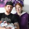 Der kleine Tyler mit seinen stolzen Eltern Larissa Dolle und Jonas Schultheis.