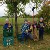 Auf dem Foto einige Kinder, die sich an der Apfelernte beteiligten.