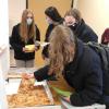 Schülerinnen der 10. Klasse genießen die Pizza.