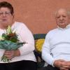 Rosa und Raimund Krämer aus Mainbernheim sind seit 60 Jahren miteinander verheiratet. Gerne sitzen sie auf der Bank vor ihrem Haus, das auch als "Weihnachtshaus" deutschlandweit bekannt ist.