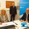Die Unterzeichnung der Kooperationsvereinbarung: (von links) Bürgermeisterin Martina Rottmann, Gemeinderat Walter Kötzner und Peter Reisinger, der Regionalleiter der Deutschen Glasfaser.