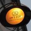 „Um’s Eck“ – der Name steht für einen dörflichen Treffpunkt, für Altvertrautes und Regionalität. Mit der neuen Verkaufsstelle soll die Nahversorgung gesichert werden, aber auch die innerörtliche Gemeinschaft gefördert werden, wünscht sich Bürgermeister Kießner.
