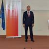 Urkundenüberreichung durch Staatsminister Hubert Aiwanger an Kurtz Ersa CEO Rainer Kurtz (links) und Geschäftsführer Uwe Rothaug (rechts).