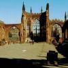 Vor 80 Jahren von der deutschen Luftwaffe zerstört: Die Ruine der St. Michaels Kathedrale von Coventry, Mahnmal gegen den Krieg und Ausgangspunkt für Versöhnung im Zeichen des Nagelkreuzes.