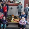 Die Kinder des Kindergarten "Zwergenhöhle" gestalteten den Altar zum Erntedankfest. 