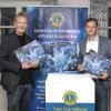 Lions-Präsident Michael Schlegelmilch (rechts) und Adventskalender-Koordinator Hans-Joachim Brandt gaben jetzt den Startschuss für den Verkauf des diesjährigen Lions-Adventskalenders.