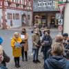 Mit einem kleinen Stadtrundgang begann die Bürgerbeteiligung zur Erstellung des neuen Integrierten Nachhaltigen Städtebaulichen Entwicklungskonzeptes (INSEK) für das Rienecker Zentrum. Die Vertreter der Fachplanungsbüros sammelten dabei Ideen und Gestaltungsorschläge der Bürger ein – unter anderem hier am alten Rathaus.