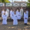 Die Kommunionkinder von Sendelbach mit Pfarrer Sven Johannsen und Pastoralassistentin Marie-Bernadette Reichert.
