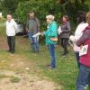 Michael Zwanziger (Beisitzer und Kindergruppenleiter BN), Elmar Erhard, Vorsitzender Bürgerinitiative Lama, BN-Ehrenvorsitzender Hans Schneider, BN-Vorsitzende Gerda Hartner, Hanne Schneider und Astheimer Bürger beim Info-Spaziergang durch das Astheimer Naturschutzgebiet „Dürringswasen“.
