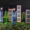 Auf dem Frankenheimer Friedhof wurden drei Urnenstelen aufgestellt und von Pfarrer Manfred Endres (rechts) unter die schützende Hand Gottes gestellt. Mit im Bild (von links) Kirchenpfleger Dietmar Enders, Bürgermeister Georg Seiffert und Stadtrat Christian Enders.