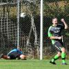 Dominik Full bringt mit einem direkt verwandelten Freistoß die SG Leutershausen im Spitzenspiel der B-Klasse 3 gegen die SG Stockheim mit 2:1 in Führung und dreht jubelnd ab.