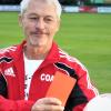 Zeigt dem Ball die Rote Karte: Der Geiselwinder Stefan Rückel tritt nach 37 Jahren als Trainer kürzer.