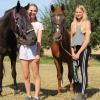 Lena Trebeß (links) und ihre Freundin Sophia Böhnel aus Steinfeld haben die beiden Pferde Kira (dunkel) und Joy vor dem Schlachter gerettet.