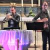 Udo Knöfel (links) und Jürgen Böhme spielten "Country road" beim Konzert in der Kirche Wetzhausen.