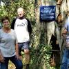 Bürgermeiste Alois Fischer (rechts) hält das alte Schild in seinen Händen. Dank Günter Dusel (von links), Reinhilde Schraud und Robert Förster vom Kulturgeschichtlichen Arbeitskreis hat die Revolutionseiche ein neues Schild erhalten.
