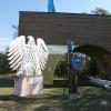 Die Goldene Brücke ist das Erkennungszeichen und das Symbol für den Skulpturenpark Deutsche Einheit auf der Schanz zwischen Eußenhausen und Meiningen. Die Goldene Brücke ist das Erkennungszeichen und das Symbol für den Skulpturenpark Deutsche Einheit auf der Schanz zwischen Eußenhausen und Meiningen.