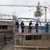 Auf ein Prosit mit Architekt Andreas Hanisch und Klaus Genheimer, stellvertretend für die an der Generalsanierung der Geisberghalle beteiligten Architekten, Planer und Firmen beschränkte sich Bürgermeisterin Karin Kuhn (Zweite von rechts) beim Richtfest unter Corona-Bedingungen.