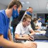 Die Digitalisierung nimmt Fahrt auf in der Wissenswerkstatt: Der zwölfjährige Niklas bei einem Kurs mit einem CAD-Konstruktionsprogramm. Angeleitet wird er dabei von Trainer Markus Dietz (links), während Vorstandsvorsitzender Mario Lory den Design-Entwurf des Hauses begutachtet. An über 70 Wissenswerkstatt-Kursen hat der Junge teilgenommen und wie sein Papa will er später einmal Ingenieur bei Fresenius werden.
