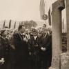 Einweihung des "Denkmals zur Wiedervereinigung" am 3. Oktober 1992 mit dem damaligen bayerischen Ministerpräsidenten Max Streibl (vorn links) und OB Jürgen Weber (Mitte). Rechts am Denkmal der Vorsitzende des Freundeskreises Würzburg-Suhl, Bernd Höland. 