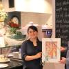 Bürgermeister Peter Juks überreichte ein Aquarell der Stadt Ochsenfurt zur Eröffnung des neuen Cafés an Juliane Krüger und wünschte viel Erfolg am neuen Standort.