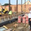 Beim Besuch auf der Baustelle Feuerwehrhaus/Bauhof zeigte sich Geiselwinds Bürgermeister Ernst Nickel dieser Tage  zufrieden über den Stand.