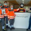 Firmeninhaber Philipp Renninger (rechts) übergibt den gespendeten Defibrillator an die Leiter der BRK-Bereitschaft Giebelstadt.
