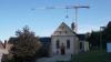 Über der Kirche am Kreuzberg schwebt die Krone zum Richtfest.