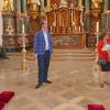 Zu einer Kirchenführung trafen sich Pfarrer Ralph Walterspacher, Bürgermeister Lukas Braun und Pfarrgemeinderätin Andrea Decker-Heuer in der ehemaligen Prämonstratenser-Klosterkirche Heilig Kreuz.