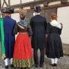 Auf diesem Foto kann man die Veränderung der Tracht am besten erkennen. Die historische Tracht bei Mann und Frau um 1850 und die "neue" Tracht um 1920. Die Männer tragen schon keine Tracht mehr, sondern Gehrock und Zylinder.