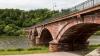 Die Gehwege der Alten Mainbrücke in Marktheidenfeld werden derzeit saniert - dabei stießen die Bauarbeiter auf Asbest.