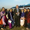 SES-Experte Dr. Klaus Rumer mit Studentinnen in Pakistans Hauptstadt Islamabad. Er dozierte getrennt für Männer und Frauen. SES-Experte Dr. Klaus Rumer mit Studentinnen in Pakistans Hauptstadt Islamabad. Er dozierte getrennt für Männer und Frauen.