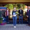 Übernahme nach der Lehre: die frisch ausgelernte Industriekauffrau Lisa Helmrich freut sich zusammen mit (von links) Helmut Grosser (Geschäftsführer), Martin Reußenzehn (Betriebsratsvorsitzender), Andreas Hartung (kaufmännischer Ausbildungsleiter) und Prokurist Joachim Schärtl.