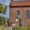 Wanderer an der Dreifaltigkeitskapelle auf der Höhe oberhalb von Wertheim-Reicholzheim. Der Jakobsweg durch Odenwald, Main- und Taubertal führt hier vorbei. Er beginnt in Miltenberg am Main und endet in Rothenburg ob der Tauber.