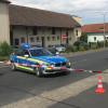Die Straßen rund um die Polizeiinspektion in Gerolzhofen (im Hintergrund) waren zur Mittagszeit großräumig gesperrt.