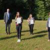 Abschluss am Staatlichen BSZ Alfons Goppel: Monika Lenz (von links), Schulleiter Joachim Sagstetter, Vanessa Petzak, Elvira Springer, Edeltraud Baumgartl und Landrat Florian Töpper.