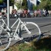 Das weiße Geister-Fahrrad erinnert an die nach einem Verkehrsunfall verstorbene Fahrradfahrerin.