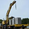 Ein Kran auf Schienen verlegt die vorgefertigten Betonteile entlang der Bahnstrecke zwischen Burglauer und Mellrichstadt. Am Samstag sollen die Arbeiten abgeschlossen sein. 