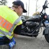 Wegen des Besitzes von Drogen ist ein 20-jähriger Mopedfahrer (Symbolfoto) vor der Polizei geflohen. 