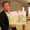 Joachim Schroeter vom Autorenteam des Bilderbuchs "Kilian" stellte eine Bildkarte vor, wie sie für das Kamishibai-Erzähltheater verwendet wird. Zusätzlich zum Buch gibt es Begleitmaterial für den Schulunterricht. Joachim Schroeter vom Autorenteam des Bilderbuchs "Kilian" stellte eine Bildkarte vor, wie sie für das Kamishibai-Erzähltheater verwendet wird. Zusätzlich zum Buch gibt es Begleitmaterial für den Schulunterricht.