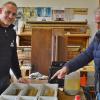Christian (links) und Herbert Hey waren immer wieder begeistert vom zur Orgel umgebauten Schiedmayer-Harmonium des Elisabethaspitals Bad Königshofen. Es wurde bei der Orgelbaufirma Hey in Urspringen restauriert. Die beiden zeigten aber auch auf, dass das Instrument in den vergangenen Jahrzehnten stark gelitten hat und dringend restauriert werden musste. Groß war beispielsweise die Anzahl der Zungenreihen, die Stück für Stück ausgebaut, sortiert und gereinigt werden mussten.