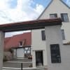 Ein nobles Schmuckstück im Herzen des Ortes schuf sich die Gemeinde Erlabrunn mit dem Bau des Bürgerhofes (rechts) als Ersatzneubau für das ehemalige Weckesser-Haus. Nach der Eröffnung der multifunktionalen Räume im Innern konnte nach Fertigstellung des Innenhofs und der Kulturscheune (hinten) nun die Inbetriebnahme erfolgen - freilich und zunächst nur unter Corona-Bedingungen.