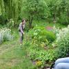 Christine Bender (links), eine der beiden Jurorinnen, im Garten von Heike Pfister in Sennfeld bei der Zertifizierung des Naturgartens vor dem blühenden Staudenbeet.